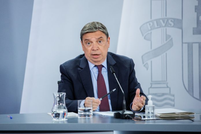 Luis Planas, ministro de Agricultura, divide a los agricultores