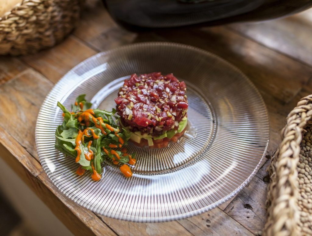 Pez Fuego Tartar de atun rojo tomate casse aguacate alga wakame y sesamo tostado Moncloa