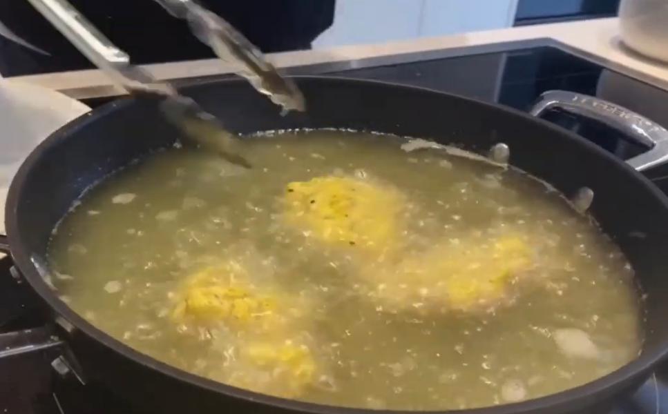 Cómo hace la fritura del pollo