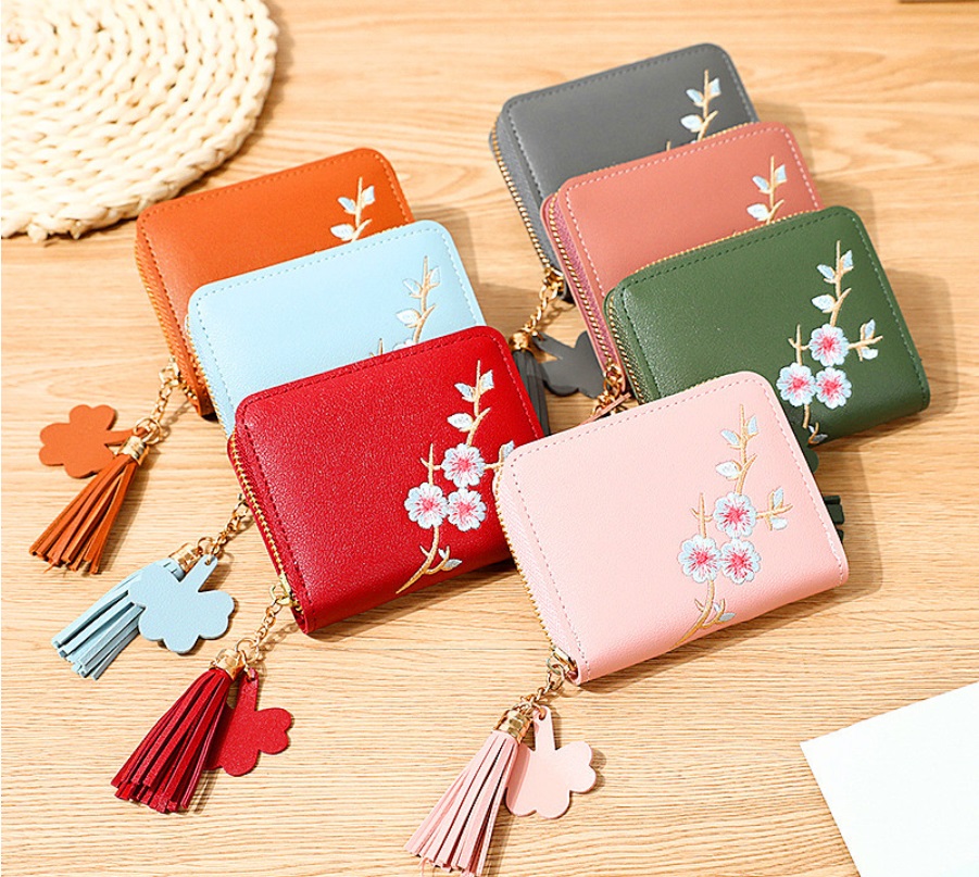 cartera con bordados florales