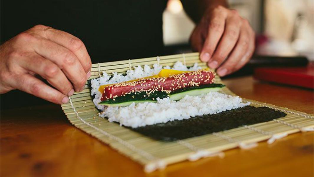 Enfriar el arroz y cortar las verduras