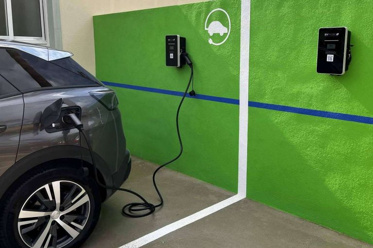 ¿Por qué es importante instalar puntos de recarga para coches eléctricos en campings?
