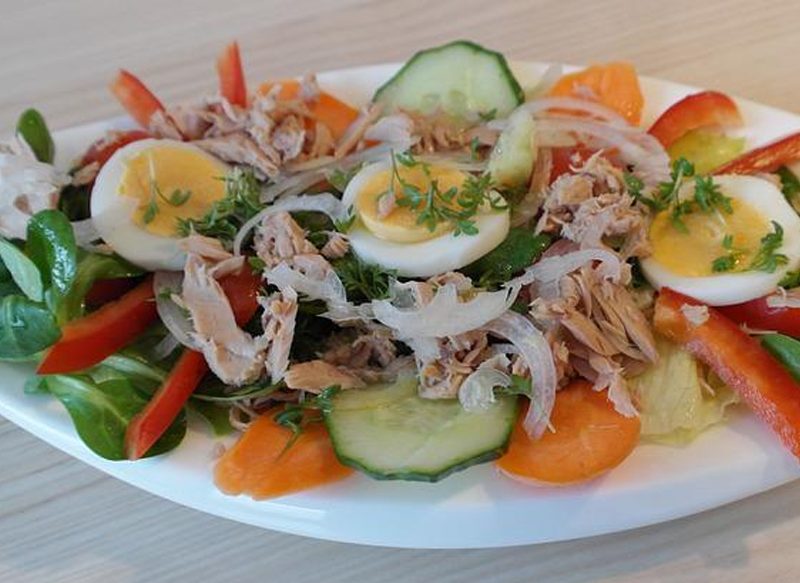 ENSALADA DE ESPINACAS, ATÚN, AGUACATE, FRESAS Y HUEVO