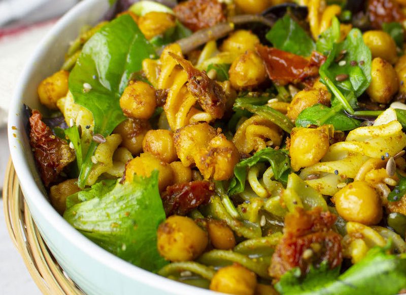 SIRVE LA ENSALADA FRÍA
