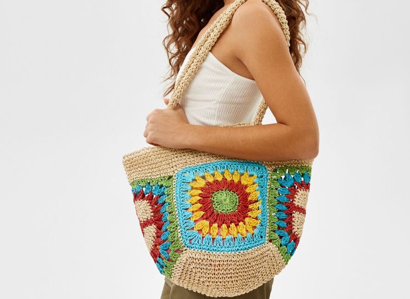 BOLSO SHOPPER EFECTO RAFIA FLOR DE BERSHKA