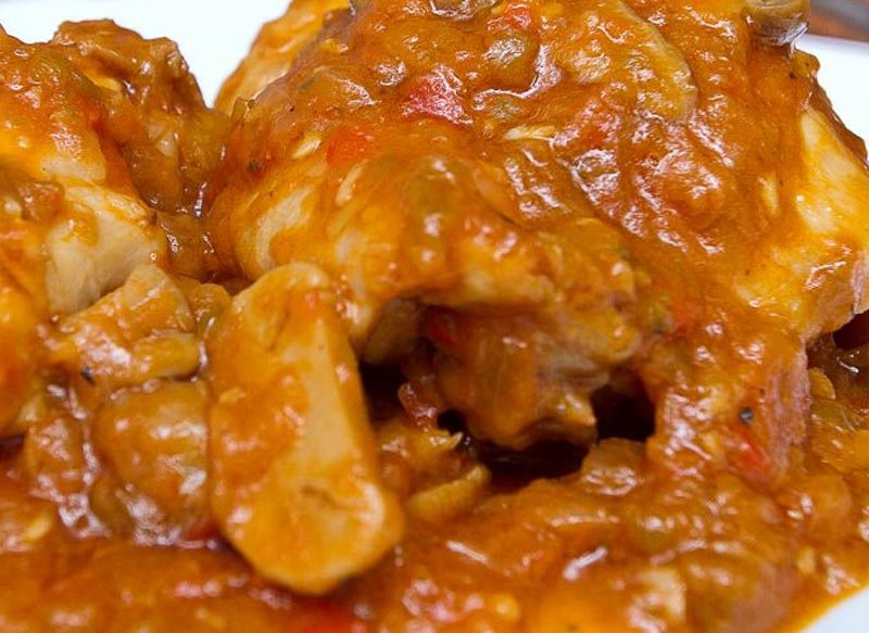 PREPARANDO EL GUISO DEL POLLO AL CHILINDRÓN