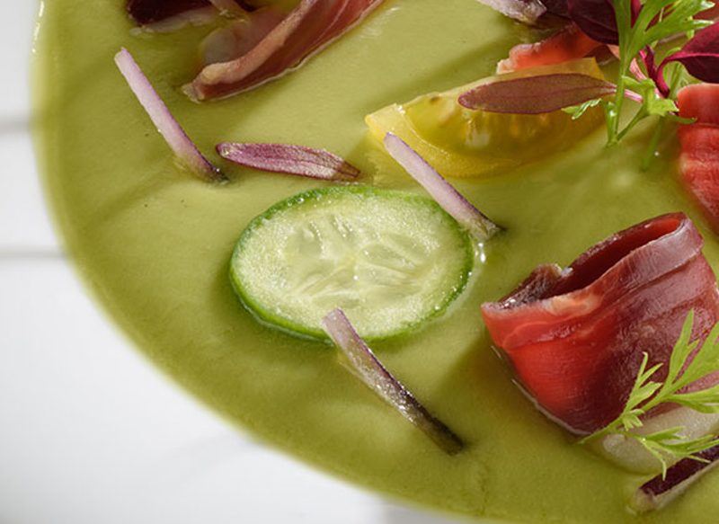 PASOS FINALES DEL GAZPACHO FRÍO DE AGUACATE