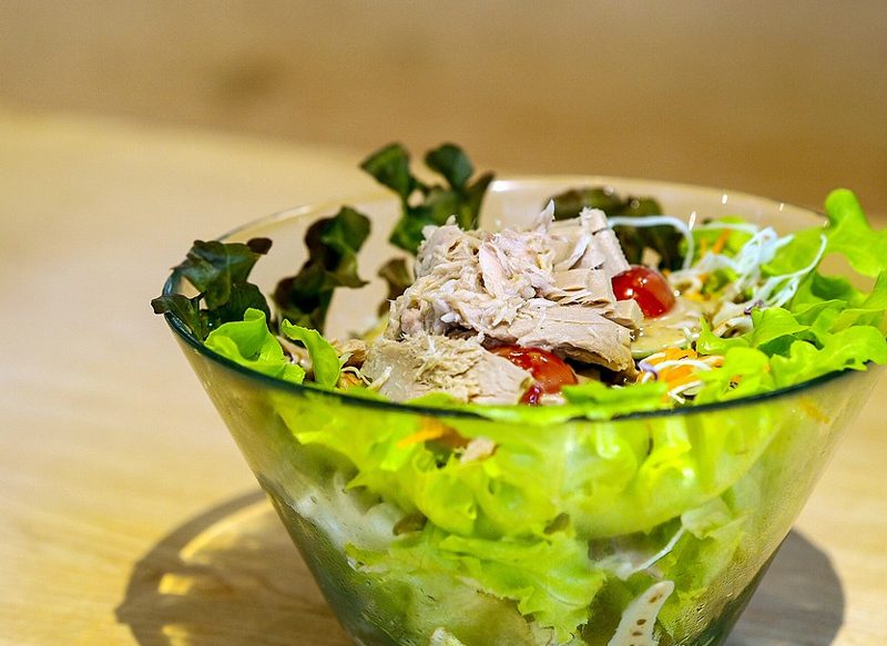 ENSALADA DE BRÓCOLI, ATÚN, MANZANA Y PIÑONES