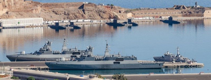 Mers El-Kebir, la cercana base de la poderosa flota de submarinos de Argelia 1 Moncloa Algerian Naval base Mers el Kebir 5 kilo class submarine 2 meko AN200 frigates 1 Lerici class minehunter and EL Mellah training ship 1 Moncloa