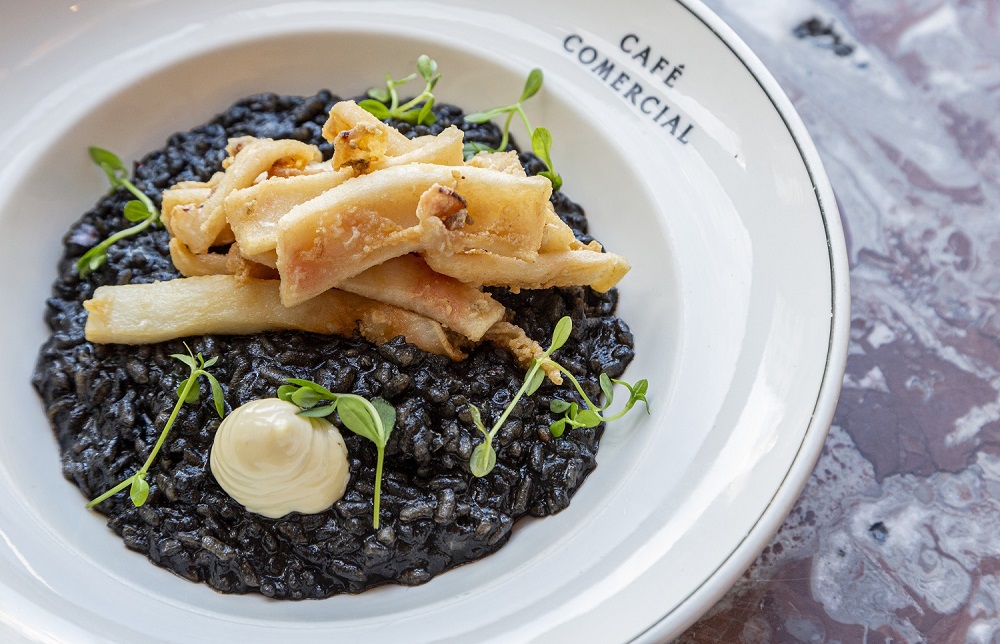 CAFE COMERCIAL. Arroz con calamares de potera en su tinta y ajo frito Moncloa