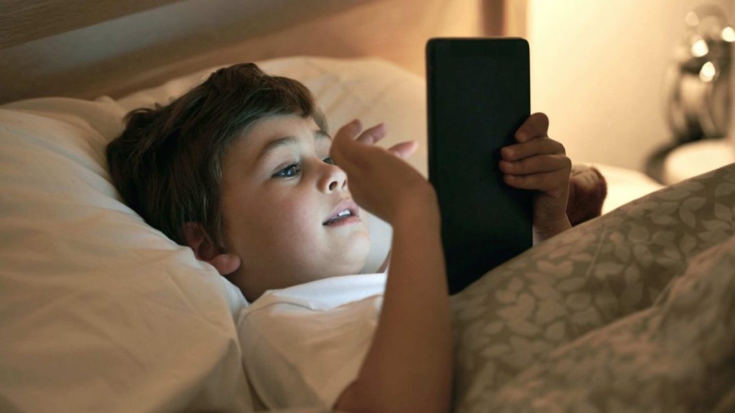 Un hábito peligroso: usar el móvil antes de dormir