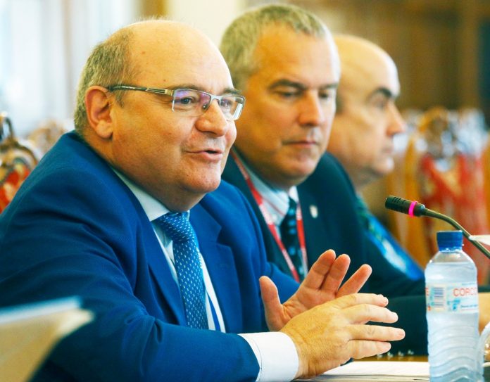El Secretario General de Universidades José Manuel Pingarrón compareció ante el Senado para rendir cuentas sobre las homologaciones de los títulos de extranjeros en España.