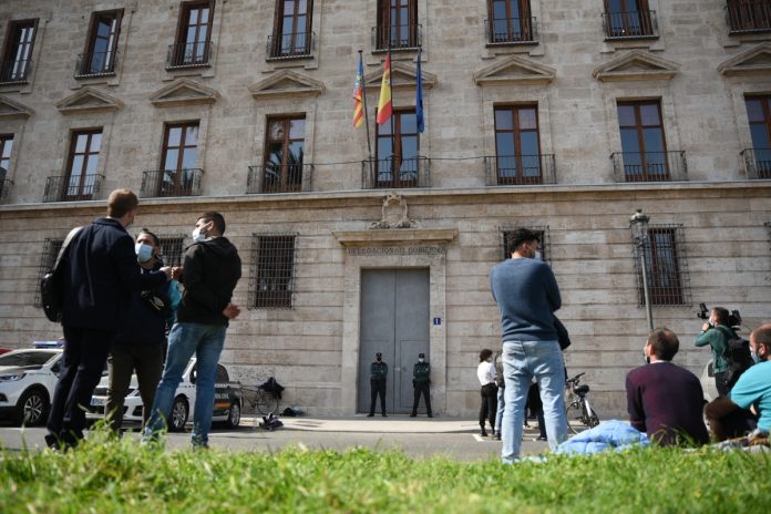 Los migrantes que esperan para pedir cita de asilo en la Comunidad de Valencia harán una protesta frente a la Delegación de Gobierno el 27 de junio.