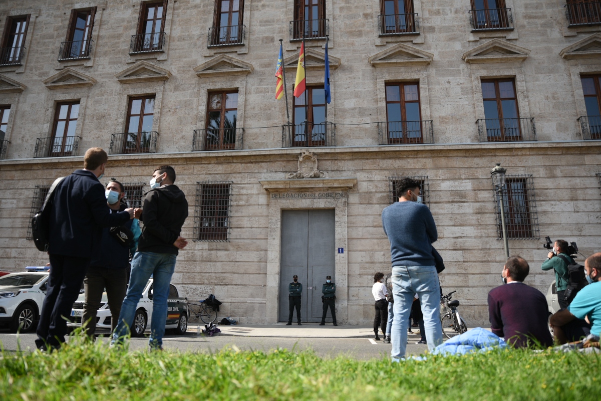 Los migrantes que esperan para pedir cita de asilo en la Comunidad de Valencia harán una protesta frente a la Delegación de Gobierno el 27 de junio.