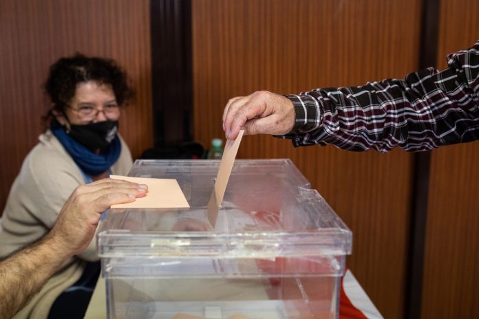 Los venezolanos buscan que les permitan votar en las elecciones municipales de 2023.