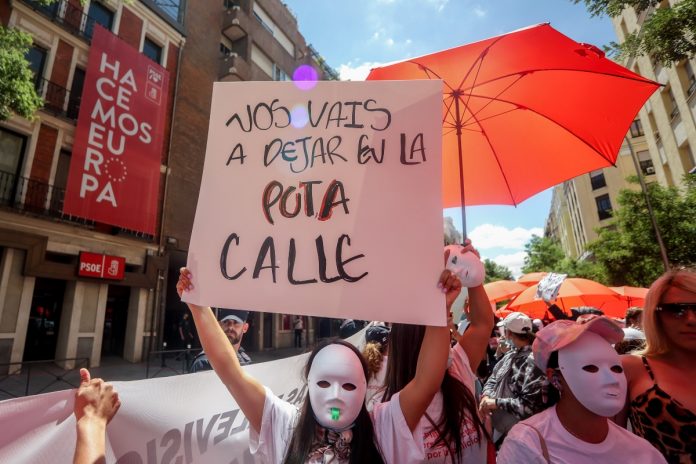 Las trabajadoras sexuales se concentraron frente al PSOE a exigir que se deje de lado la reforma del código penal que sanciona a quienes pagan por prostitución.