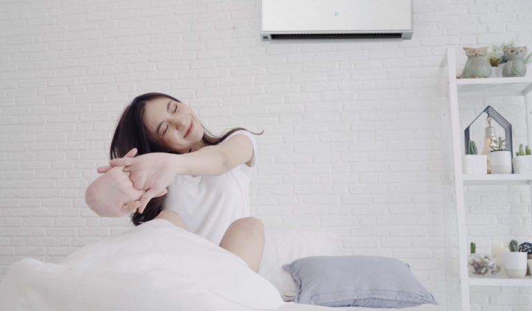 Los problemas a los que te expones por dormir con el aire acondicionado encendido