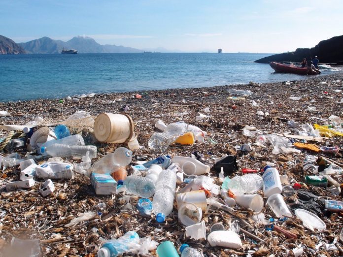Coca-Cola es una fábrica de océanos de plástico que quedan depositados en las costas, ante la pasividad de las Administraciones