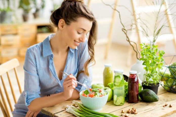 Dietista y nutricionista no son lo mismo: la clave para elegir bien este verano