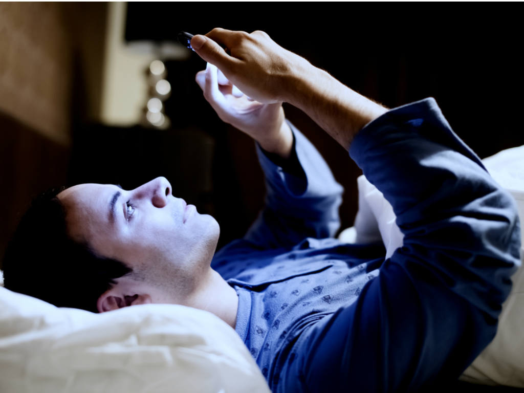 Malestar, falta de concentración e irritabilidad: Síntomas de usar el móvil por las noches