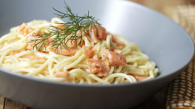 Estos espaguetis con salmón y tomate se convertirán en tu plato favorito del verano