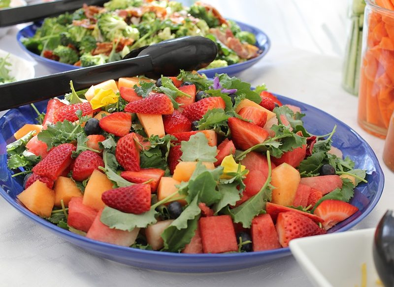 ENSALADA REFRESCANTE CON FRESAS Y PLÁTANO