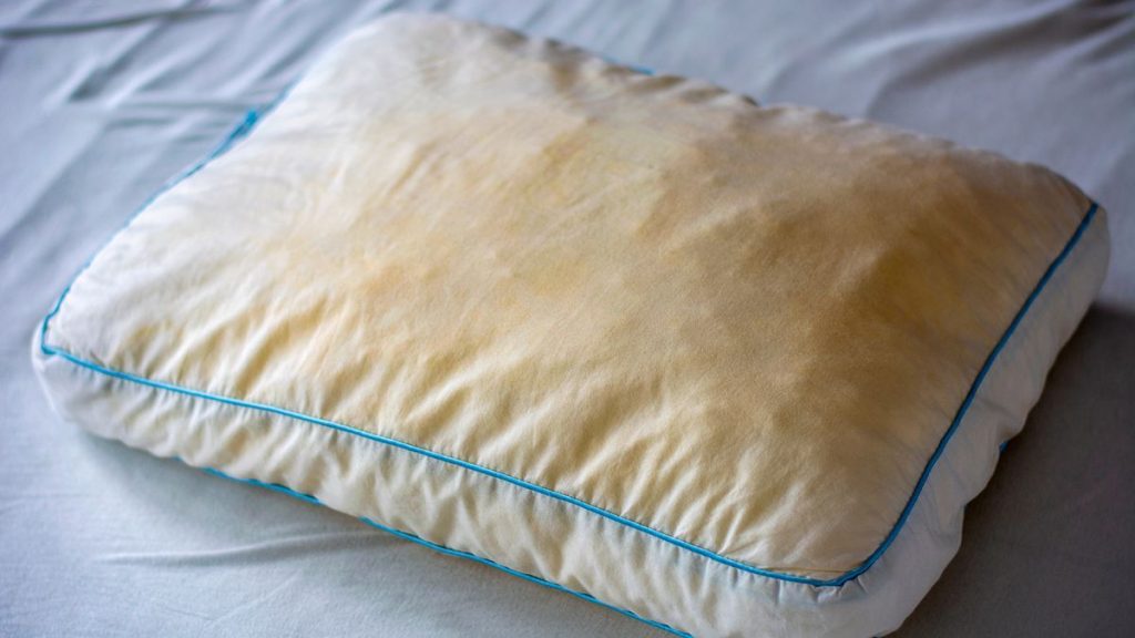 Manchas amarillas en tu almohada: el truco definitivo para eliminarlas