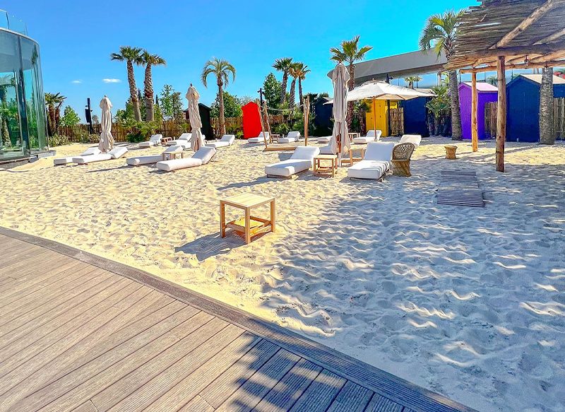 EL ACCESO AL BEACH CLUB DE PLAYA DE OASIZ MADRID