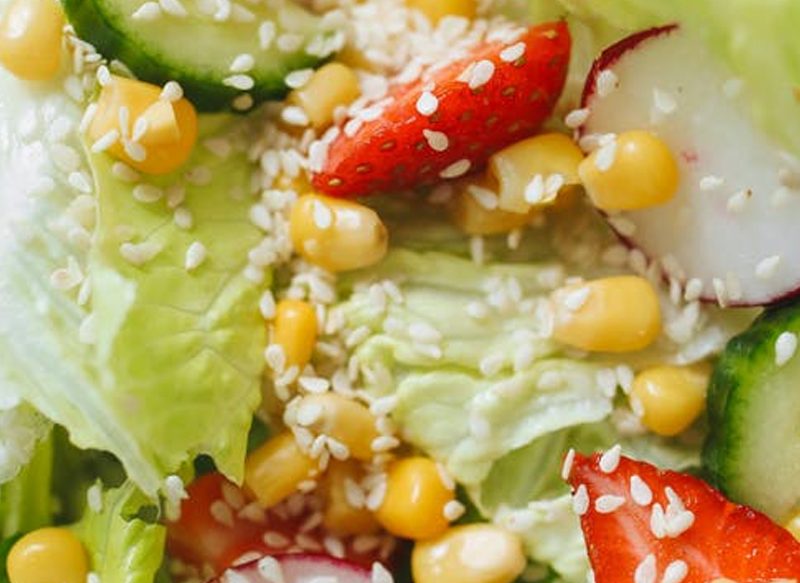 CÓMO ACOMPAÑAR ESTA ENSALADA REFRESCANTE DE FRUTAS, LECHUGAS Y FRUTOS SECOS