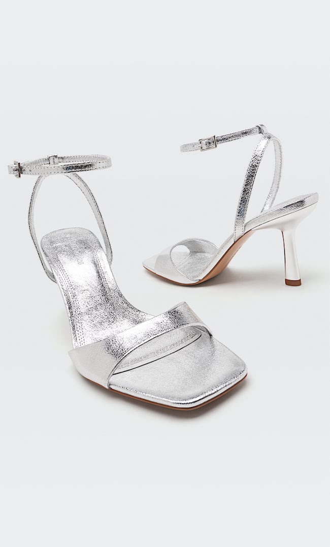 Sandalias tacón fino en plateado