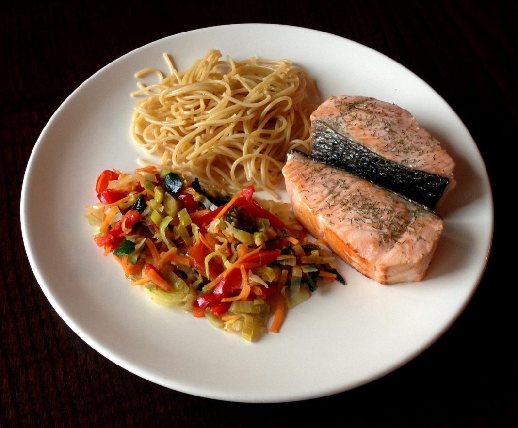 Espaguetis con salmón y tomate: un paso trascendental