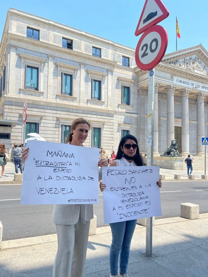 La esposa de Ernesto quintero volvió a protestar frente al Congreso de los diputados.