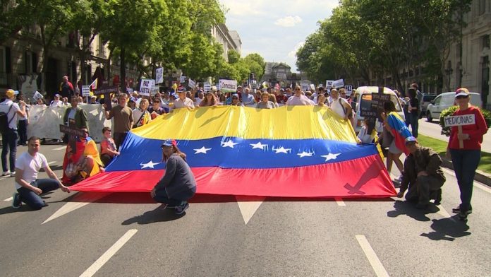 Los venezolanos se han organizado para apoyar a sus compatriotas que continúan llegando a España.