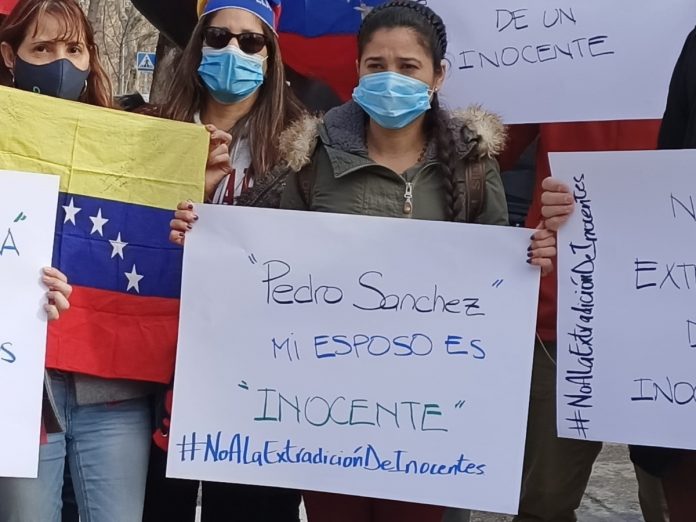Cismary Quintero, esposa de Ernesto Quintero, hizo una protesta frente al Congreso para evitar su extradición a Venezuela.