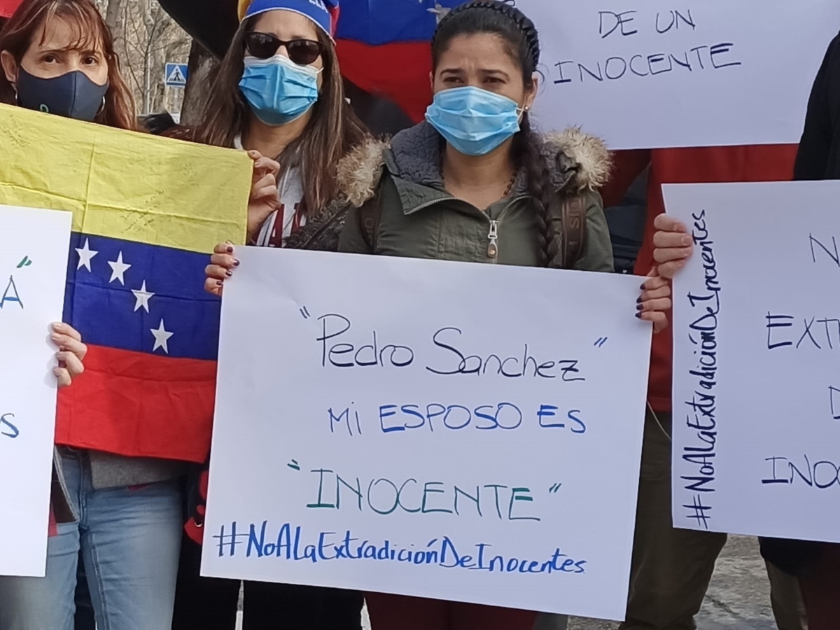 Cismary Quintero, esposa de Ernesto Quintero, hizo una protesta frente al Congreso para evitar su extradición a Venezuela.