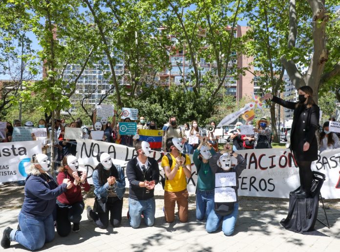 Cientos de médicos venezolanos esperan que sus títulos sean homologados en España.
