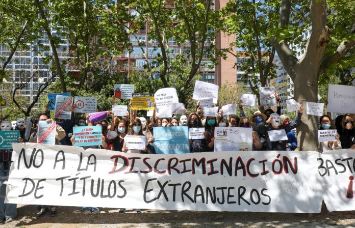 Los psicólogos extranjeros denuncian la difusión de falsas noticias.