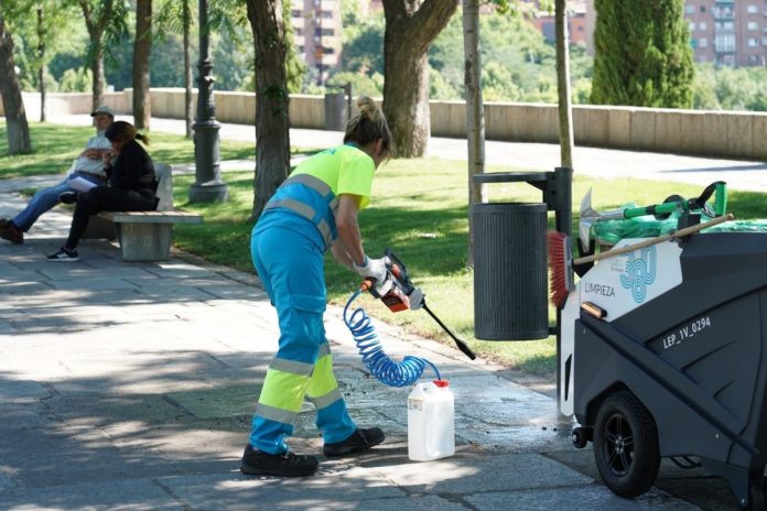 Los empleados de la limpieza en Madrid denuncian irregularidades con sus uniformes.