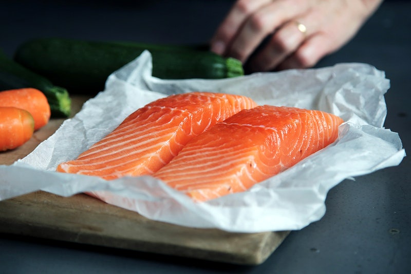 Salmón al horno con salsa de yogur: una cena deliciosa que te ayudará a adelgazar 