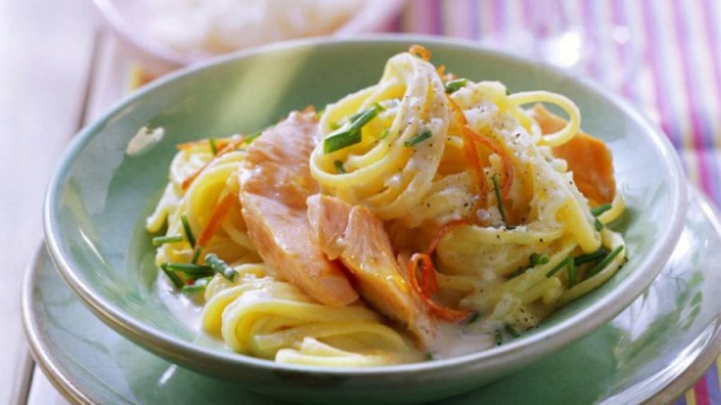 Receta de espaguetis con salmón y tomate: Ingredientes