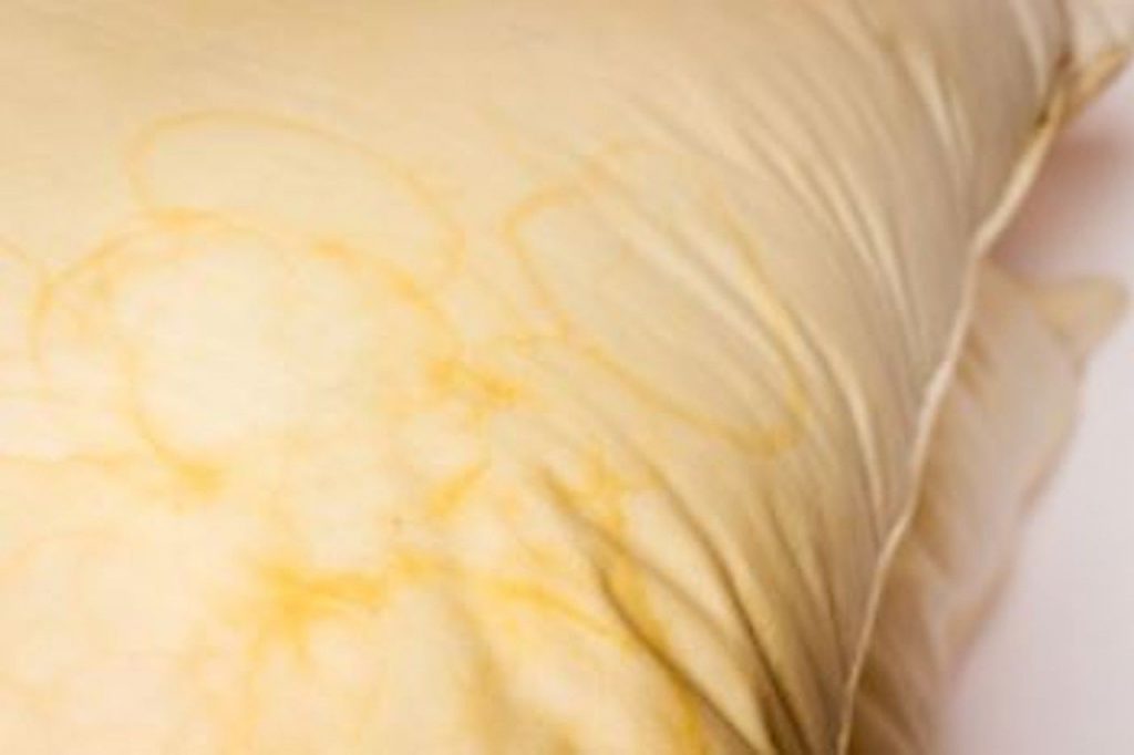 ¿Cómo evitar las manchas amarillas de las almohadas?