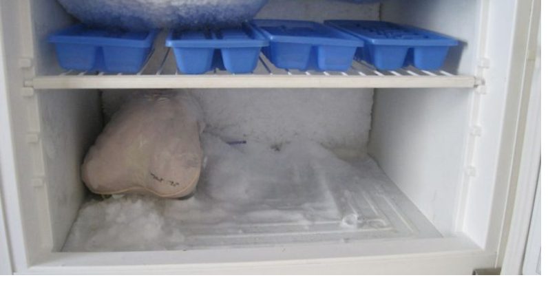 Es posible descongelar el congelador sin desenchufarlo y con solo