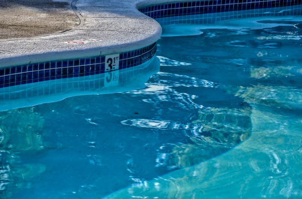 mujer expulsada piscina