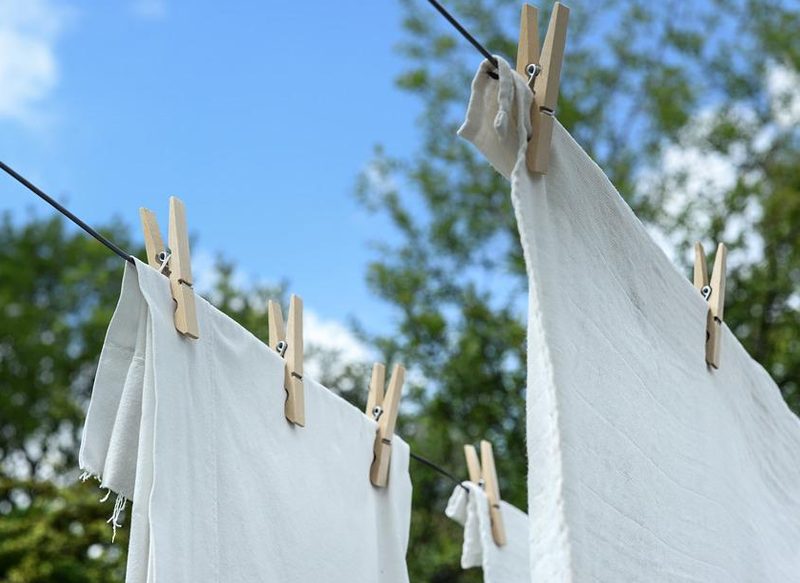 CÓMO ELIMINAR LAS MANCHAS EN LA ROPA BLANCA