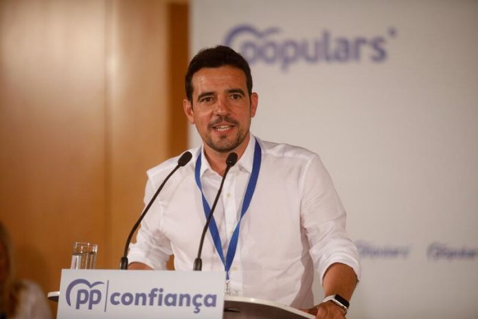 Manu Reyes, alcalde de Castelldefels y director de orquesta del PP de Barcelona