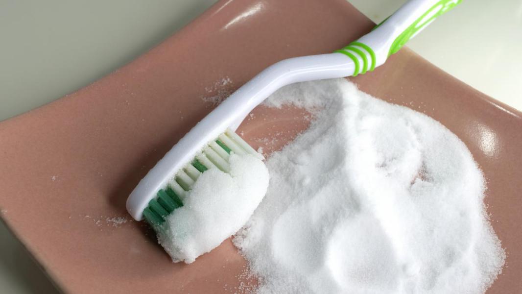 Cepillar los dientes con bicarbonato de sodio