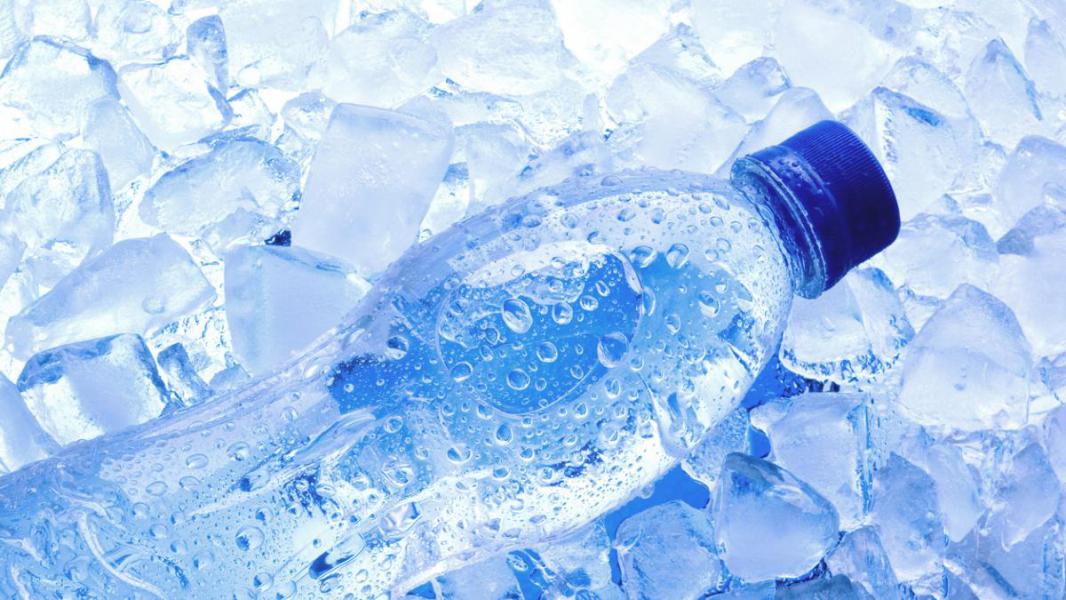 Truco de la botella para hacer hielo rápido