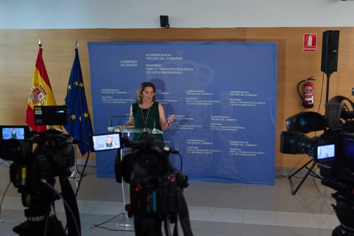 La ministra Teresa Ribera a su salida de la reunión con los miembros de las Comunidades Autónomas.