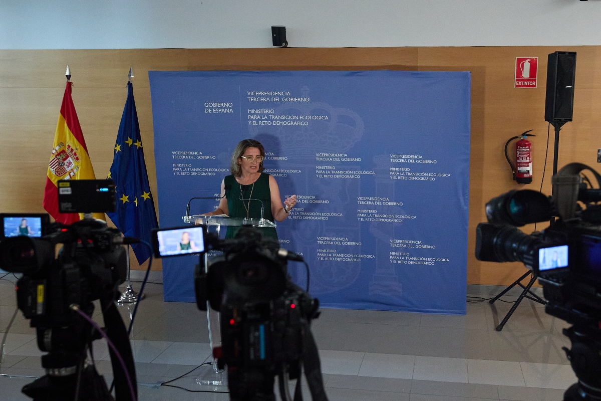 La ministra Teresa Ribera a su salida de la reunión con los miembros de las Comunidades Autónomas.