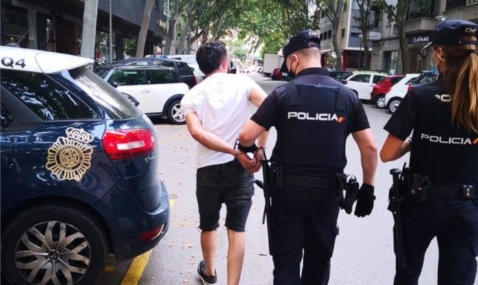 La policía insiste en conocer los antecedentes judiciales.